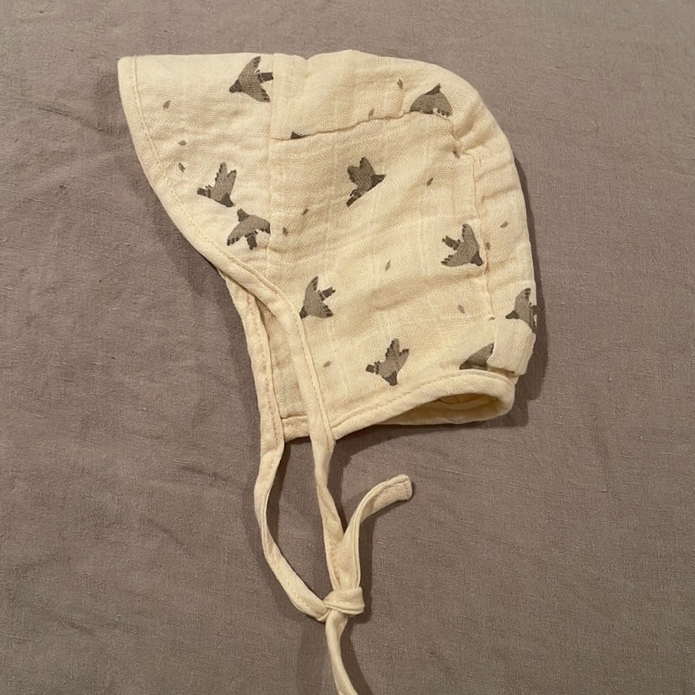 Wide-brimmed bonnet by Main Sauvage / 3-6 months